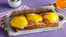 Любимый горячий сэндвич Энтони Бурдена, с жареной колбасой и сыром