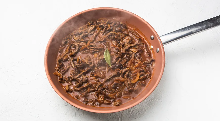 Поджарка из говядины на сковороде с луком