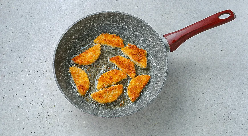 Теплый салат с хрустящей тыквой и колбасой