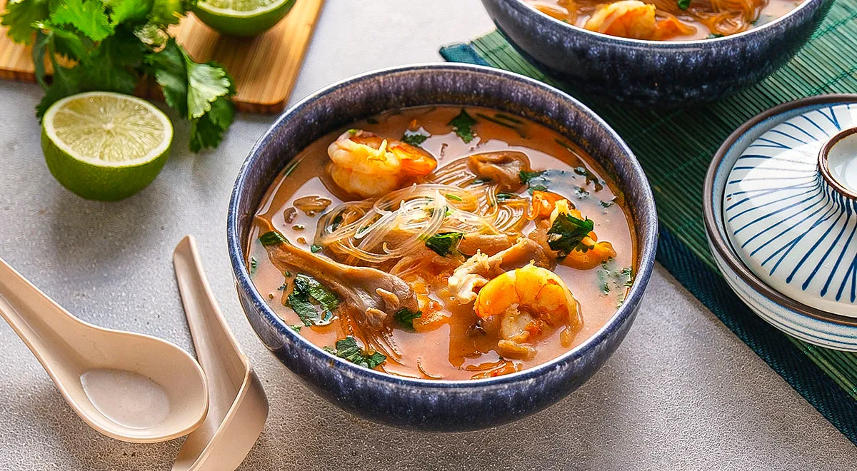Карри-суп с рисовой лапшой и кокосовым молоком