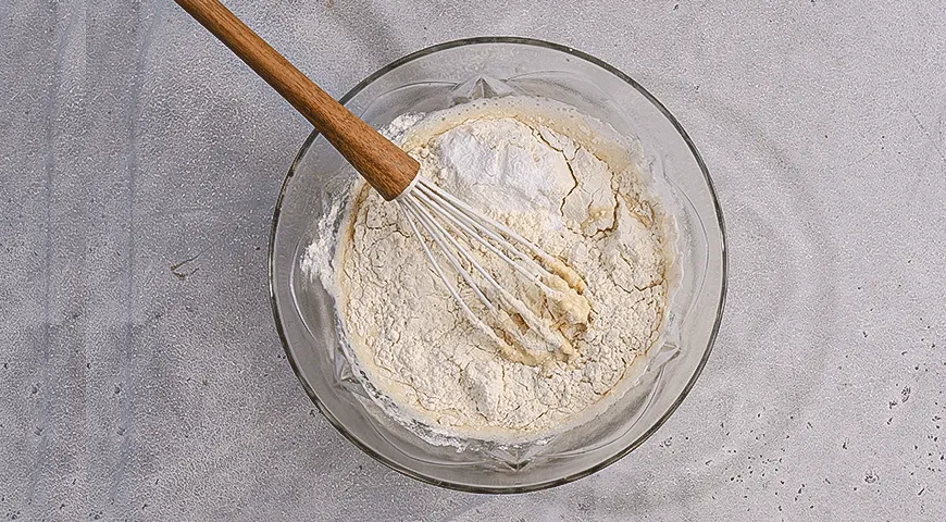 Заливной пирог с клубникой
