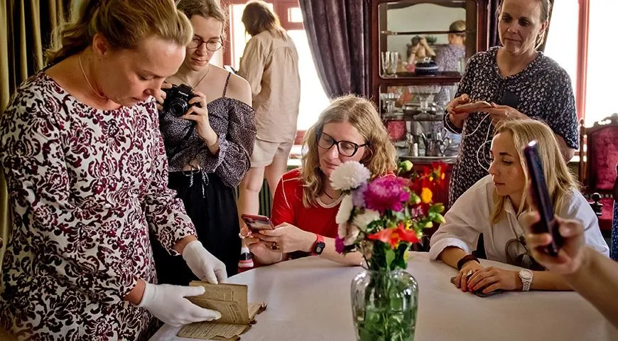 Наталья Никитина бережно листает старинную поварскую книгу (фото Татьяна Соловьева)