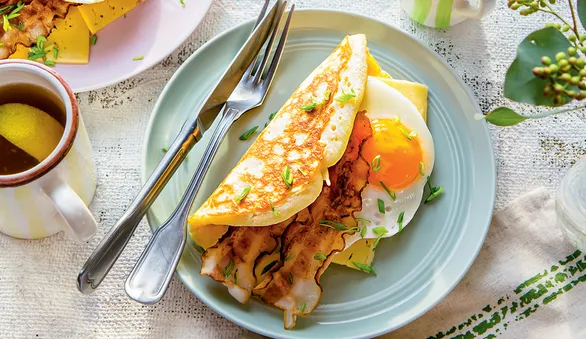 Панкейки из вафельного теста с яйцом, беконом и зеленым луком