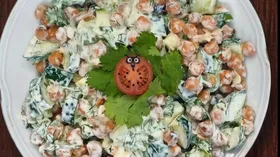 Нут с сочным огурцом и пряной зеленью