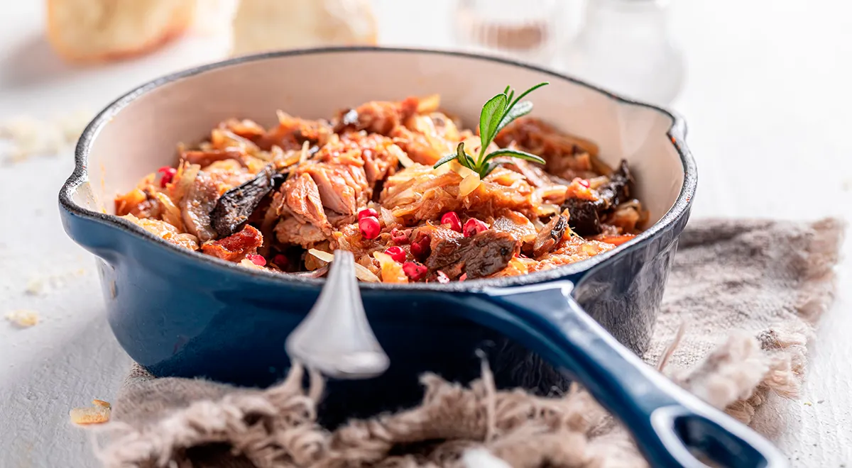 Тушеная капуста со свининой и грибами