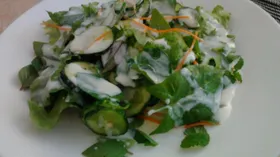 Огуречный салат с зеленым базиликом, мятой и йогуртной заправкой