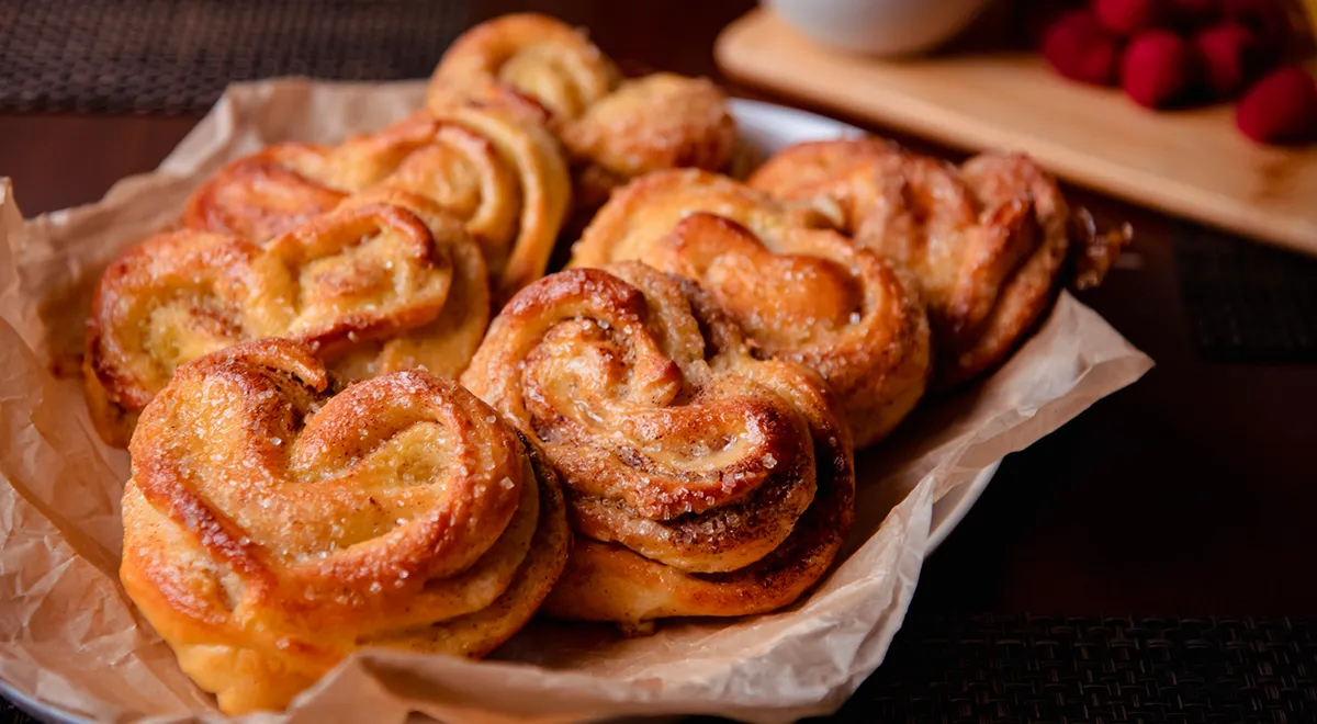 Рецепт плюшек дрожжевых на молоке 3,2%