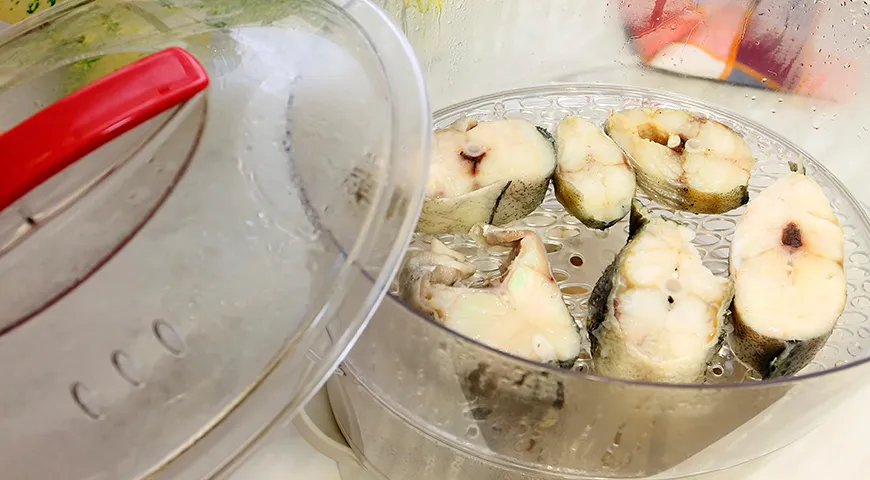 Для приготовления кусков трески на кости в пароварке потребуется около 15 минут