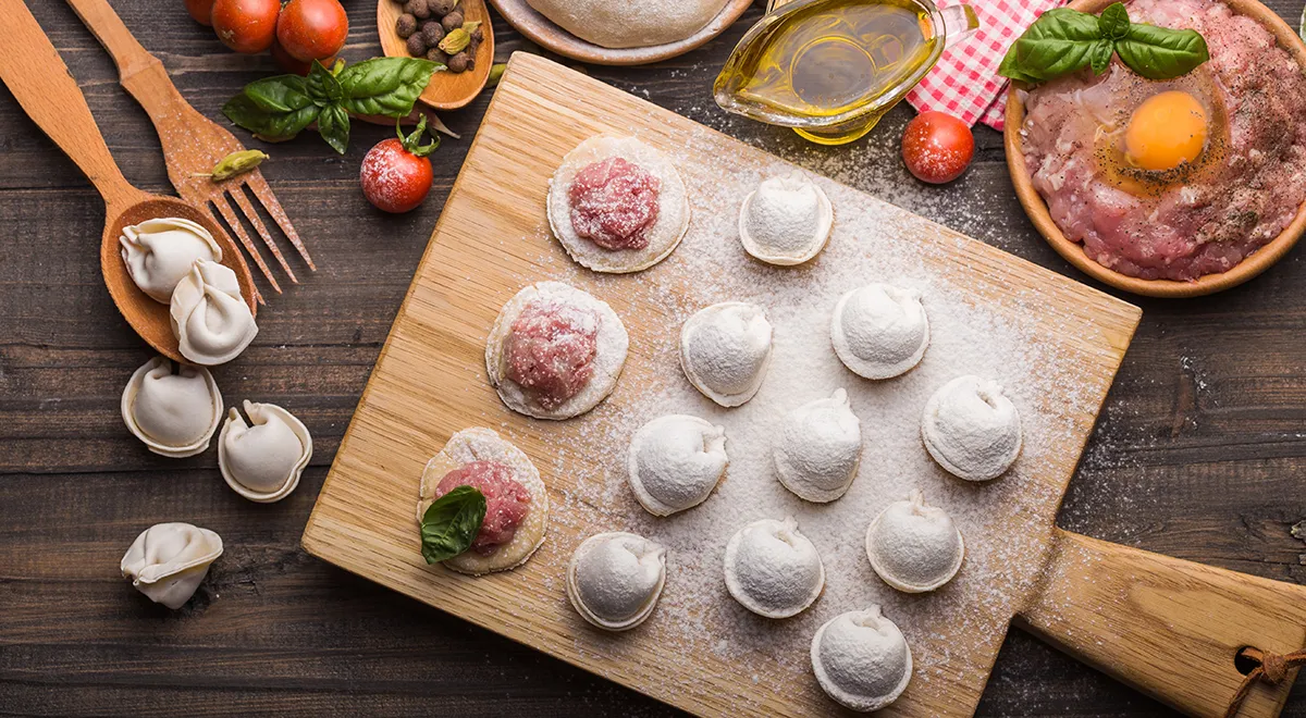 Фарш для пельменей: 5 сочных начинок с мясом и специями