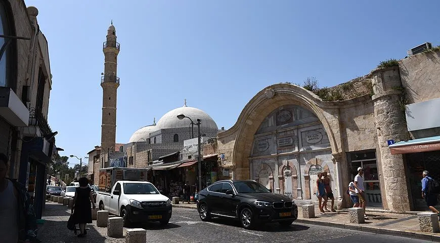 Мечеть Махмудия является самой большой в Яффе и третьей во всём Израиле. Это комплекс строений, занявший в Яффо целый квартал. С восточной стороны он граничит с площадью Часов