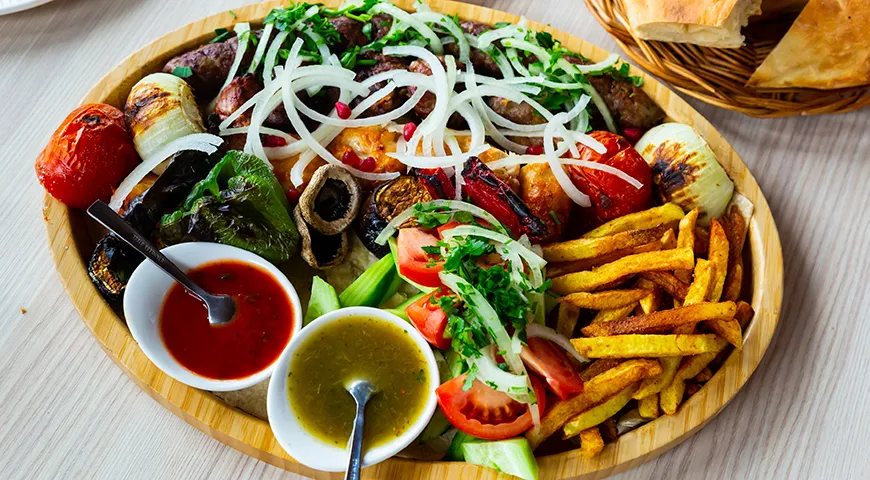 Соус ткемали хорошо сочетается с мясом на гриле и овощами