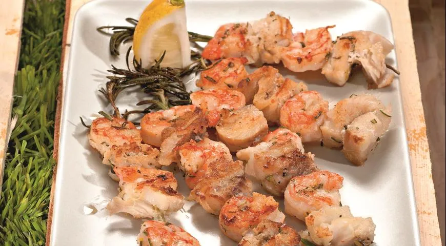 Шашлыки из рыбы с креветками