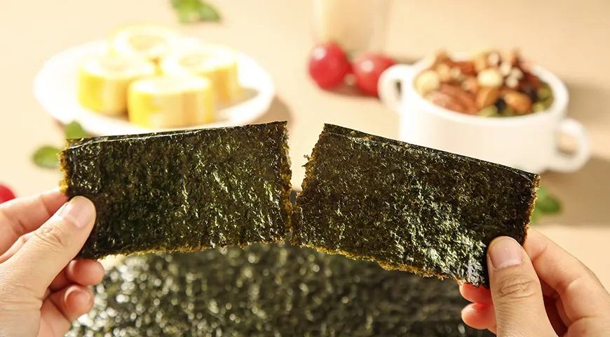 Сушеная морская капуста содержит витамины A, C, E, группы B, а еще кальций, фосфор, цинк, селен и железо