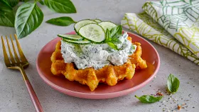 Чафли с творожным сыром, огурцом и зеленью