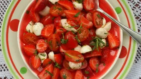 Рецепты с ягодами, мягкими сырами и салатом