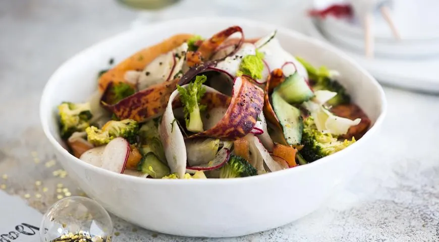 Салат из хрустящих овощей на кунжутном масле (для похудения)