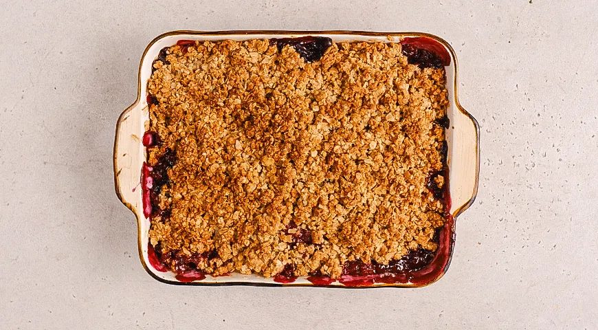 Овсяный крамбл с ягодами