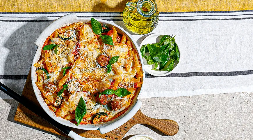 Запеченная паста с колбасками и цукини