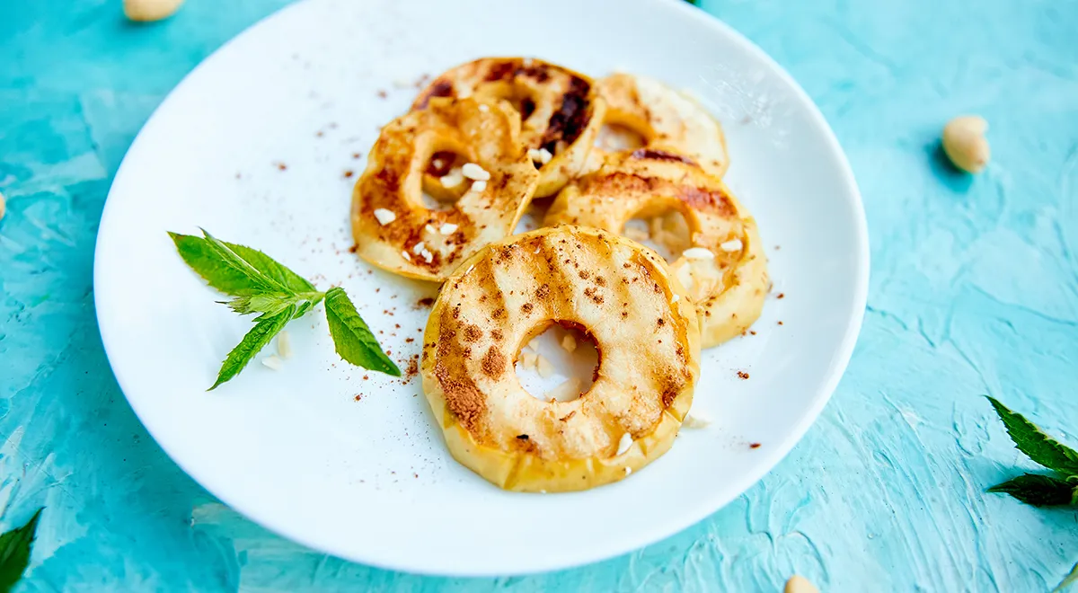 Рецепт яблок на гриле с сахаром и корицей (можно использовать кассию)