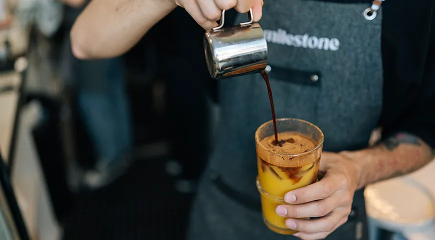 Разная температура кофе и сока обеспечивает разную плотность жидкостей, что и позволяет добиться многослойной структуры