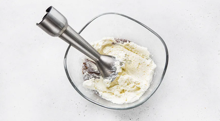 Творожная запеканка с изюмом на сковороде