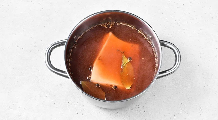 Свиные щечки в луковой шелухе