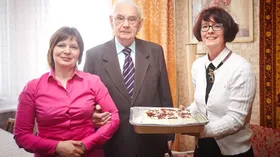 Гастрономъ вручил праздничный торт ветерану