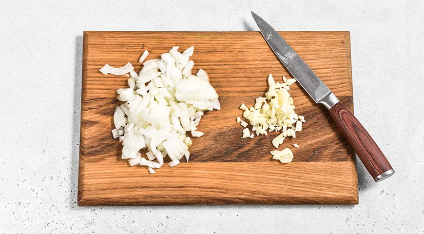 Куриные ножки в томатно-сметанном соусе на сковороде