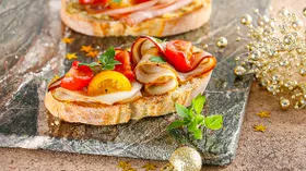 Брускетты с копченой колбасой и помидорами