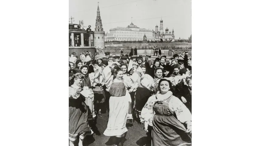«День Победы» (авторское название). Москва. 9 мая 1945 г. Фото А.В. Устинова.