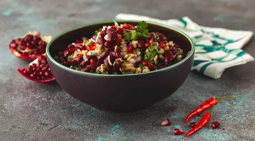 Фасоль с орехами и гранатом