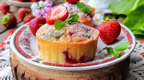 Кексы с клубникой и щавелем