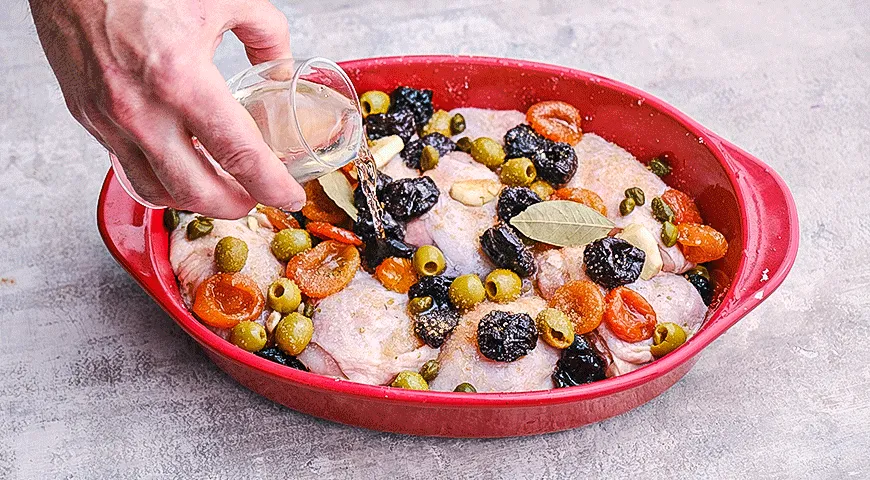 Курица с сухофруктами и оливками
