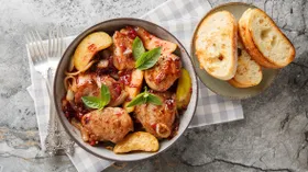 Свиная вырезка, тушенная с яблоками