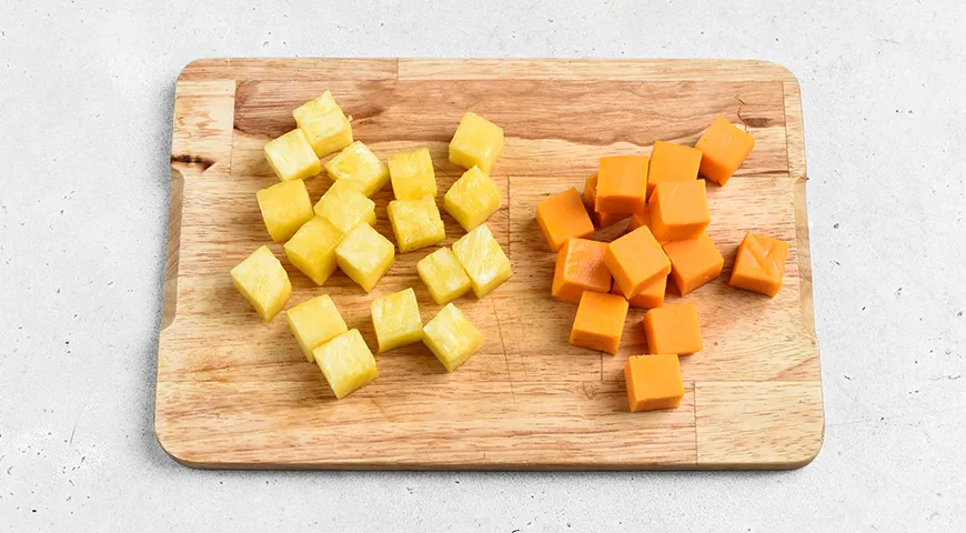 Новогоднее канапе с ананасом на шпажках