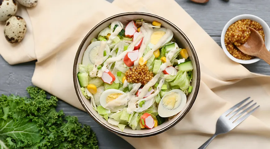Немного горчицы раскроют привычный вкус крабового салата по-новому