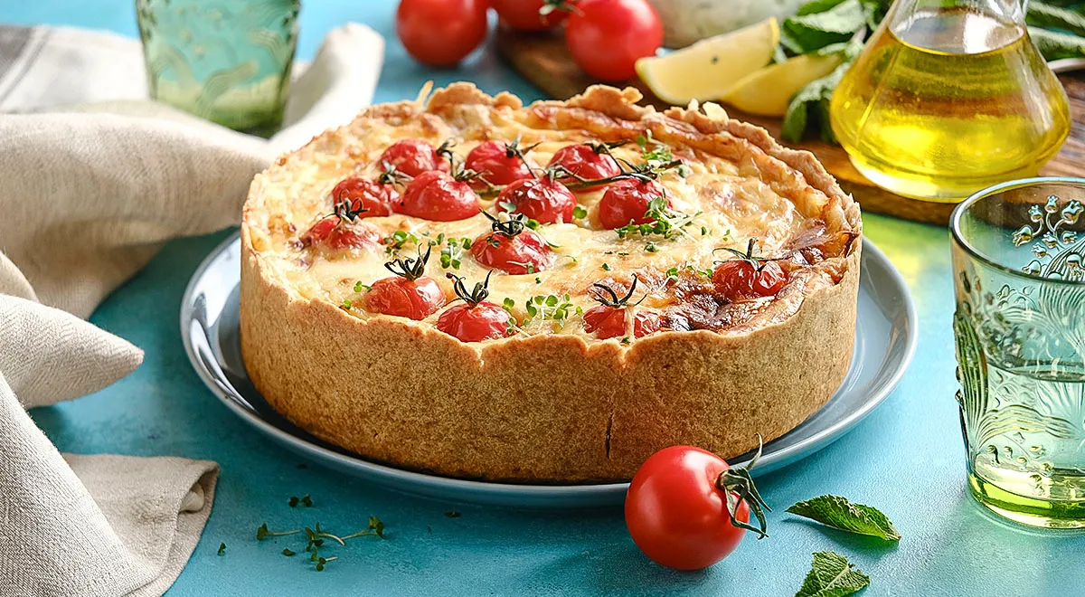 Рецепт заливного пирога из пшеничной цельнозерновой муки с куриным фаршем и сыром на сметане