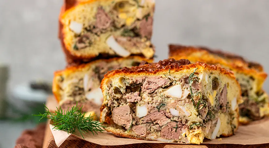 Пирог с печенкой, гусиным яйцом и укропной начинкой 