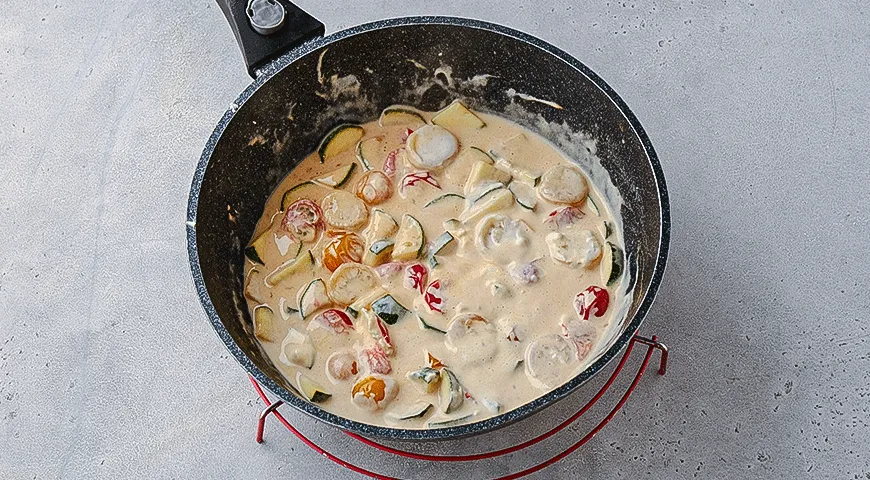 Паста с овощами и чипсами из салями