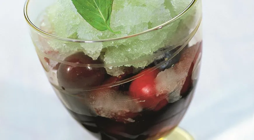 Ягодное ассорти с мятным граните