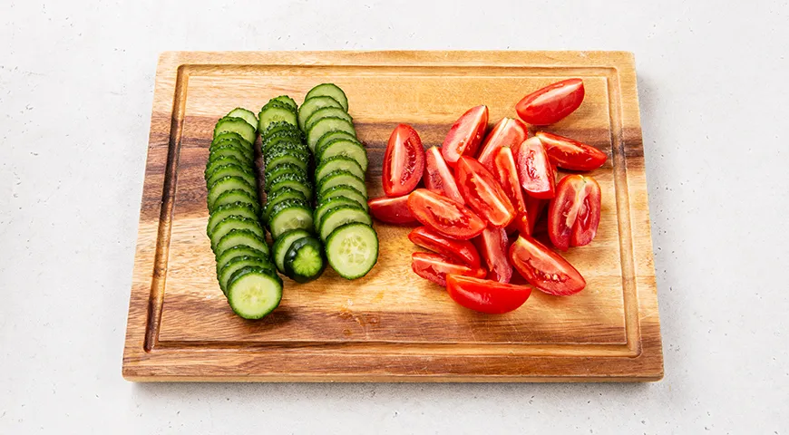 Малосольные огурцы и помидоры в пакете