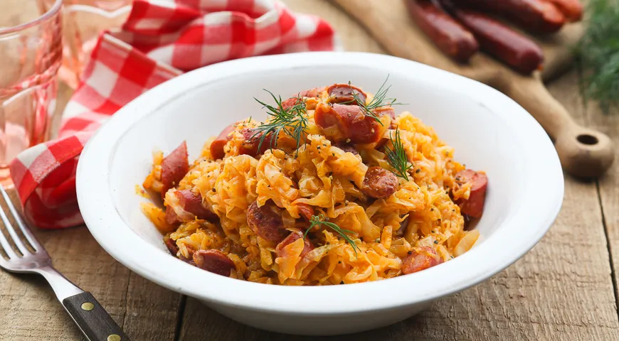 Солянка из молодой капусты с колбасой