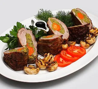 Рулет из говядины с овощами и черным соусом