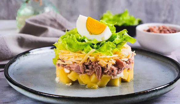 10 простых салатов с рыбными консервами: быстро, изящно, со вкусом