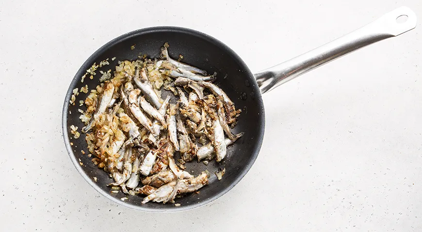 Тушеная мойва с луком