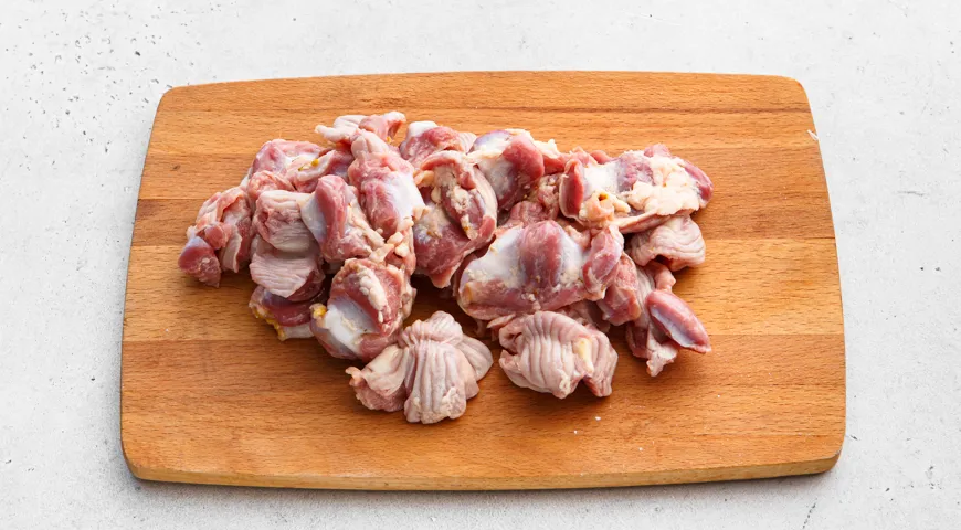 Куриные желудки в соевом соусе на сковороде