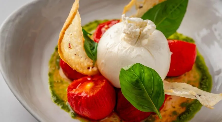 Буратта с томатами