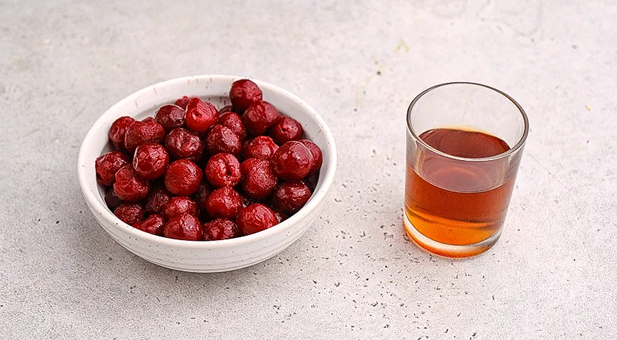 Шоколадный фондан с вишней