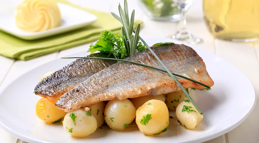 Жареная форель хорошо гармонирует с отварным картофелем