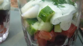Салат-веррин с семгой, свеклой и йогуртовым соусом